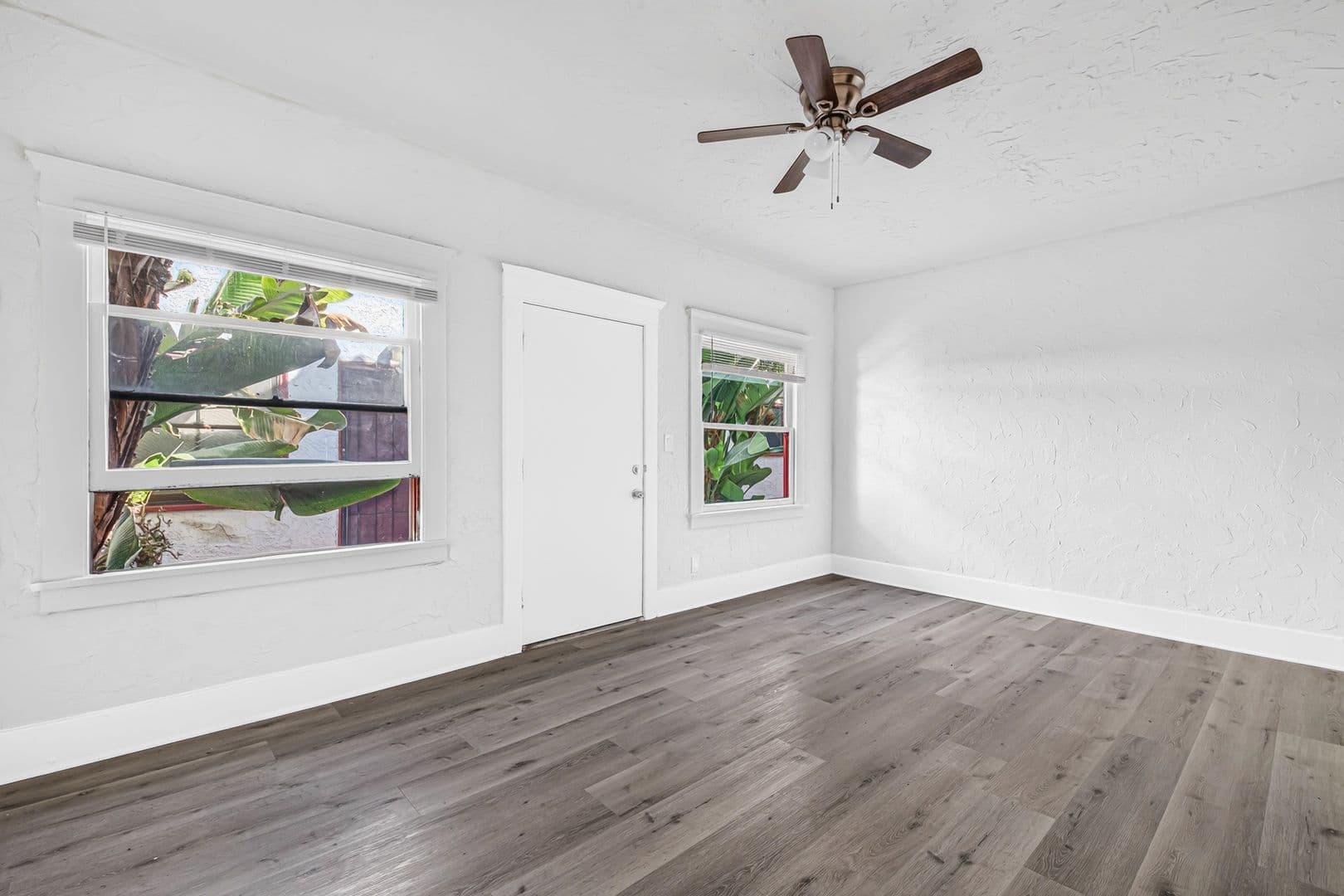 Long Beach Apartment: 1045 E 4th Street