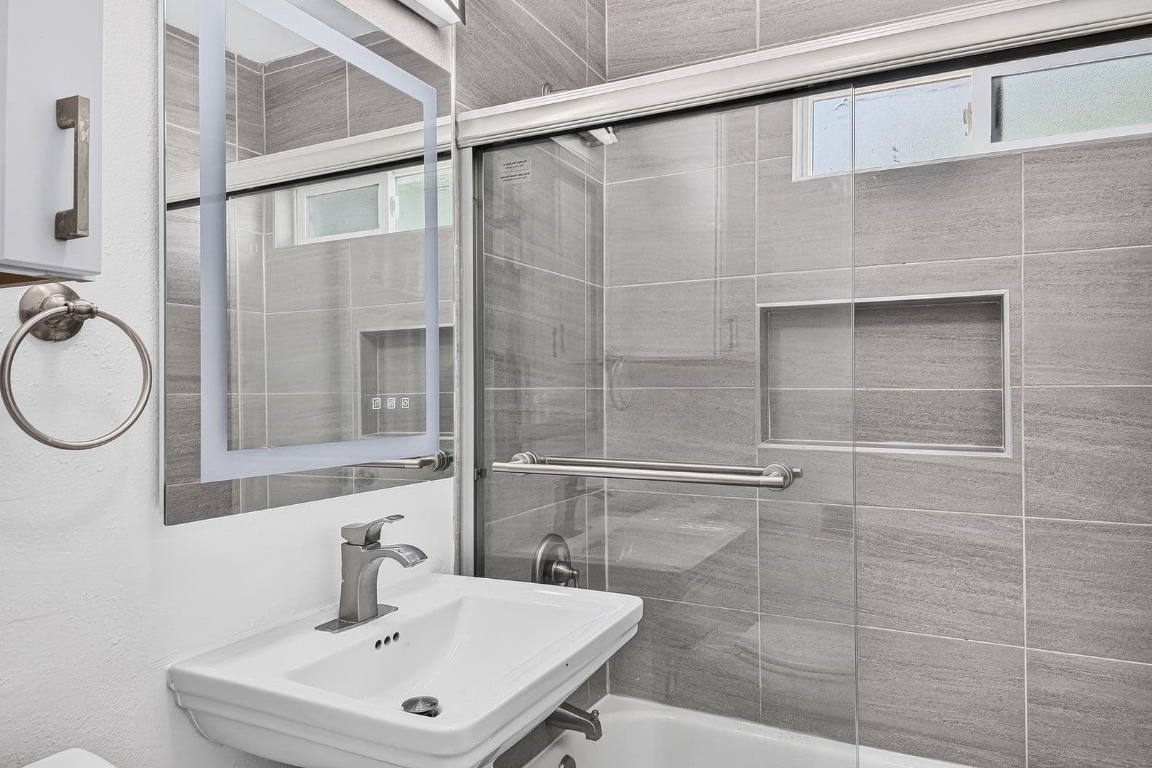 Long Beach Apartment: 933 Alamitos Ave
