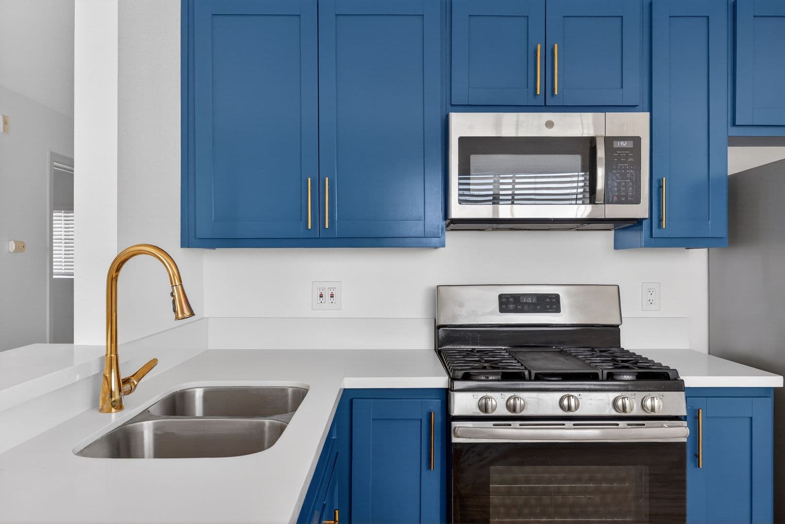 Long Beach Apartment: 921 Alamitos Ave.