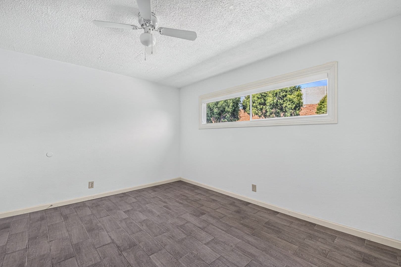 Long Beach Apartment: 328 E 49th St