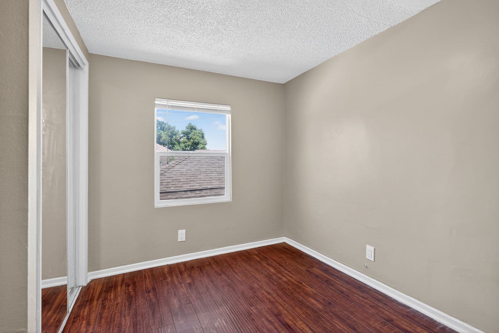 Los Angeles Apartment: 429 East 49th St.