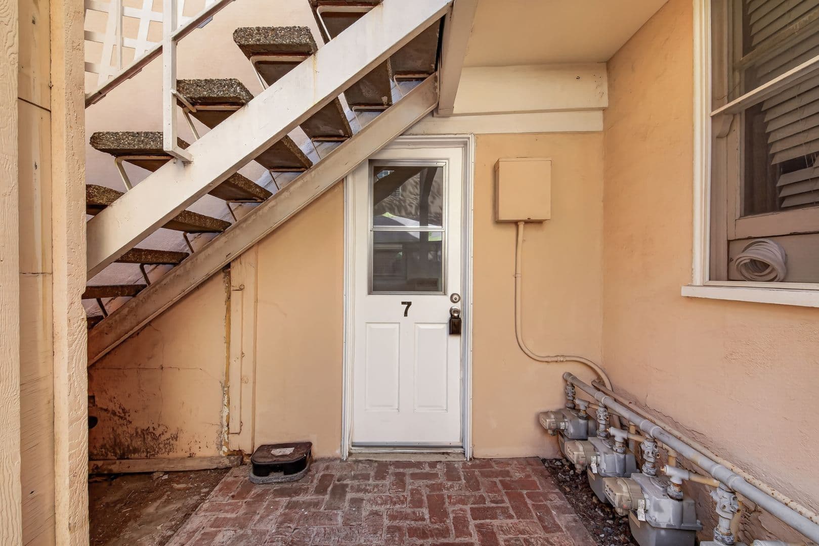 Long Beach Apartment: 2325 E 2nd Street