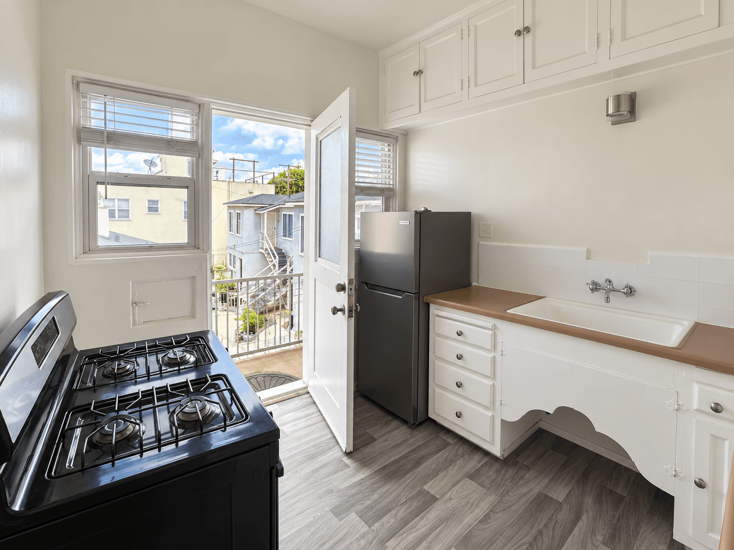 Long Beach Apartment: 2200 Chestnut Ave / 321-329 W Hill St