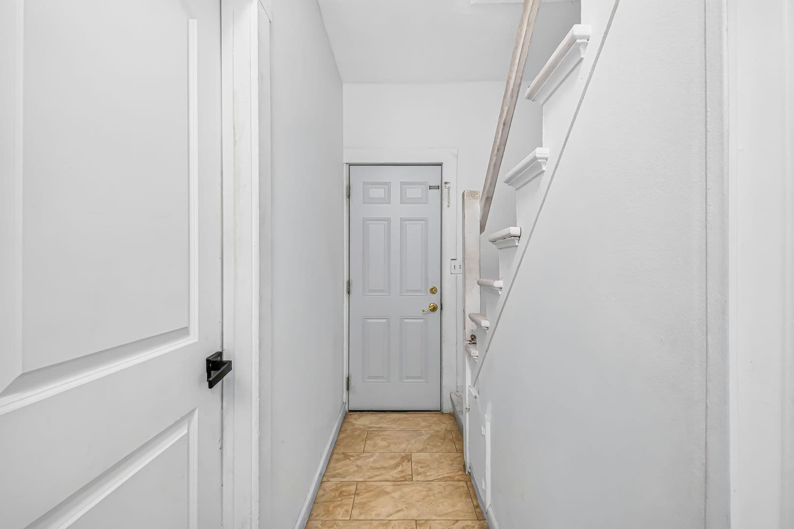 Long Beach Apartment: 1331 W 19th St