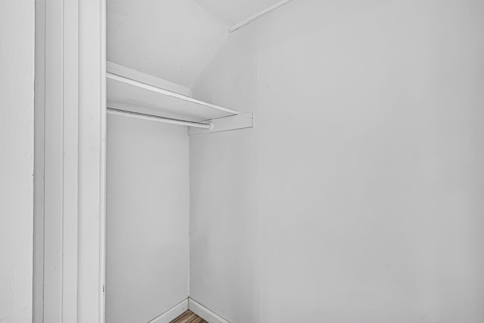 Long Beach Apartment: 1331 W 19th St