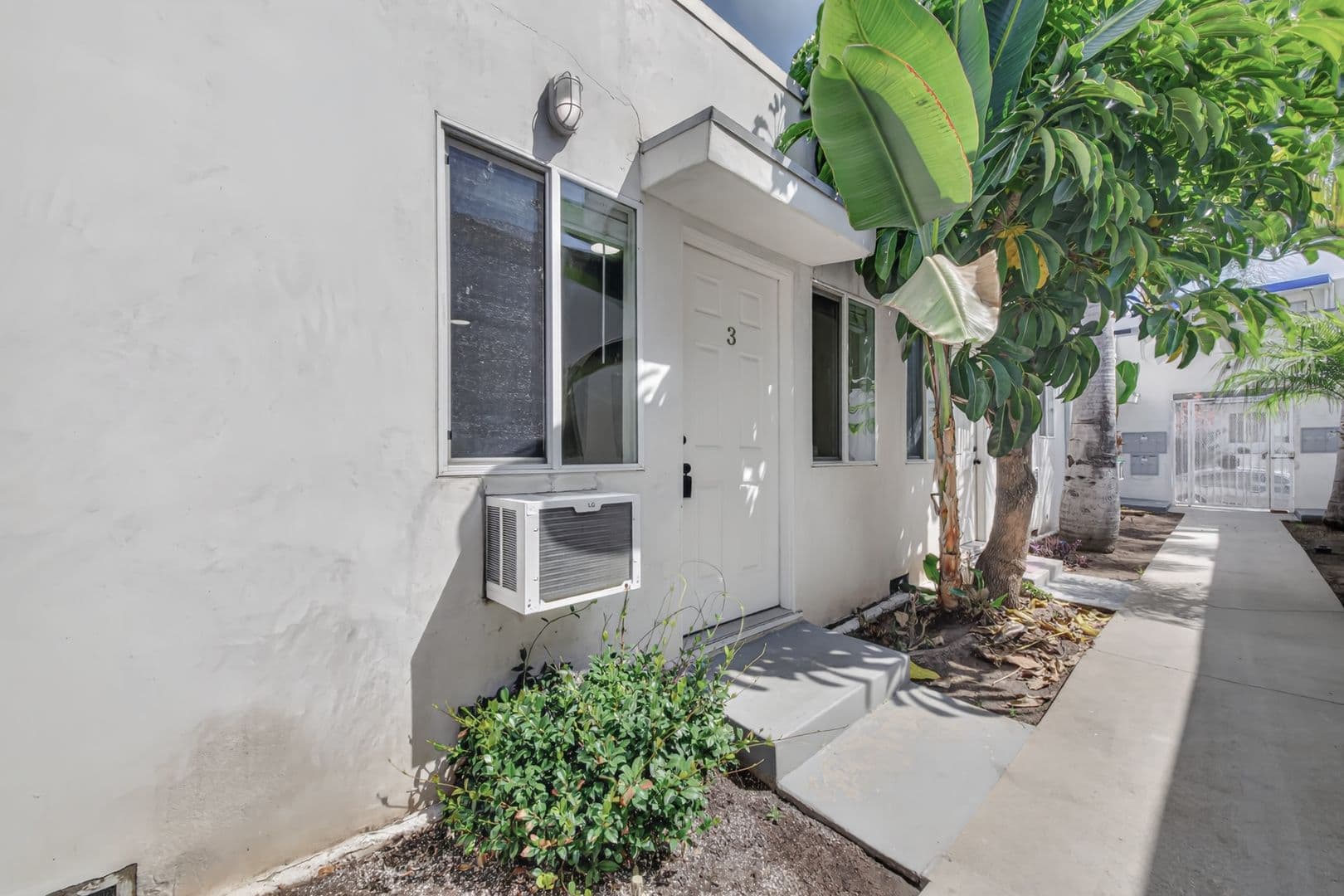 Long Beach Apartment: 67 Alamitos Ave