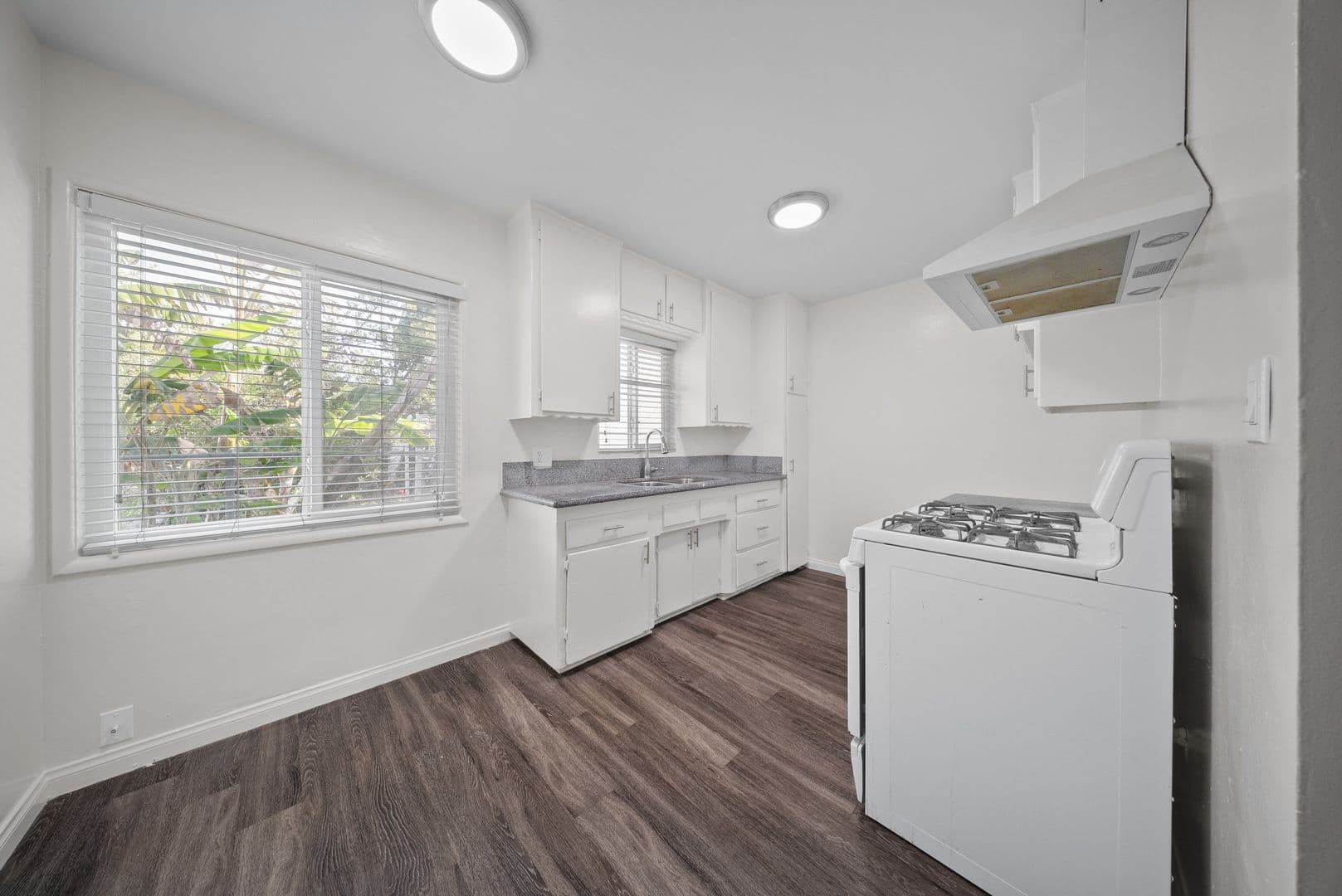Long Beach Apartment: 1577 Pine Avenue