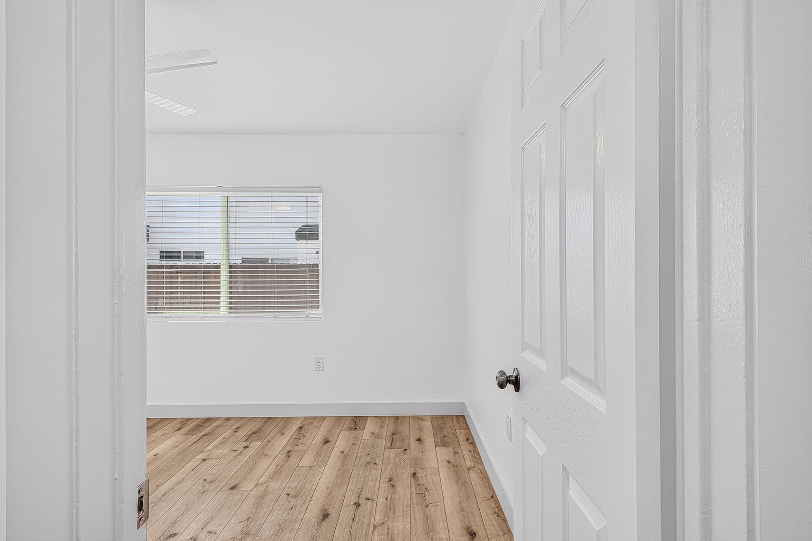 Long Beach Apartment: 933 Alamitos Ave