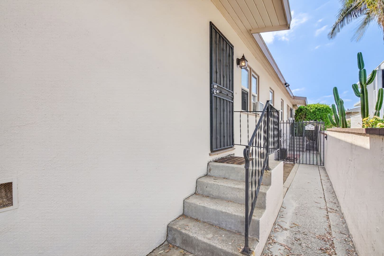 Redondo Beach Apartment: 1906 Voorhees Ave