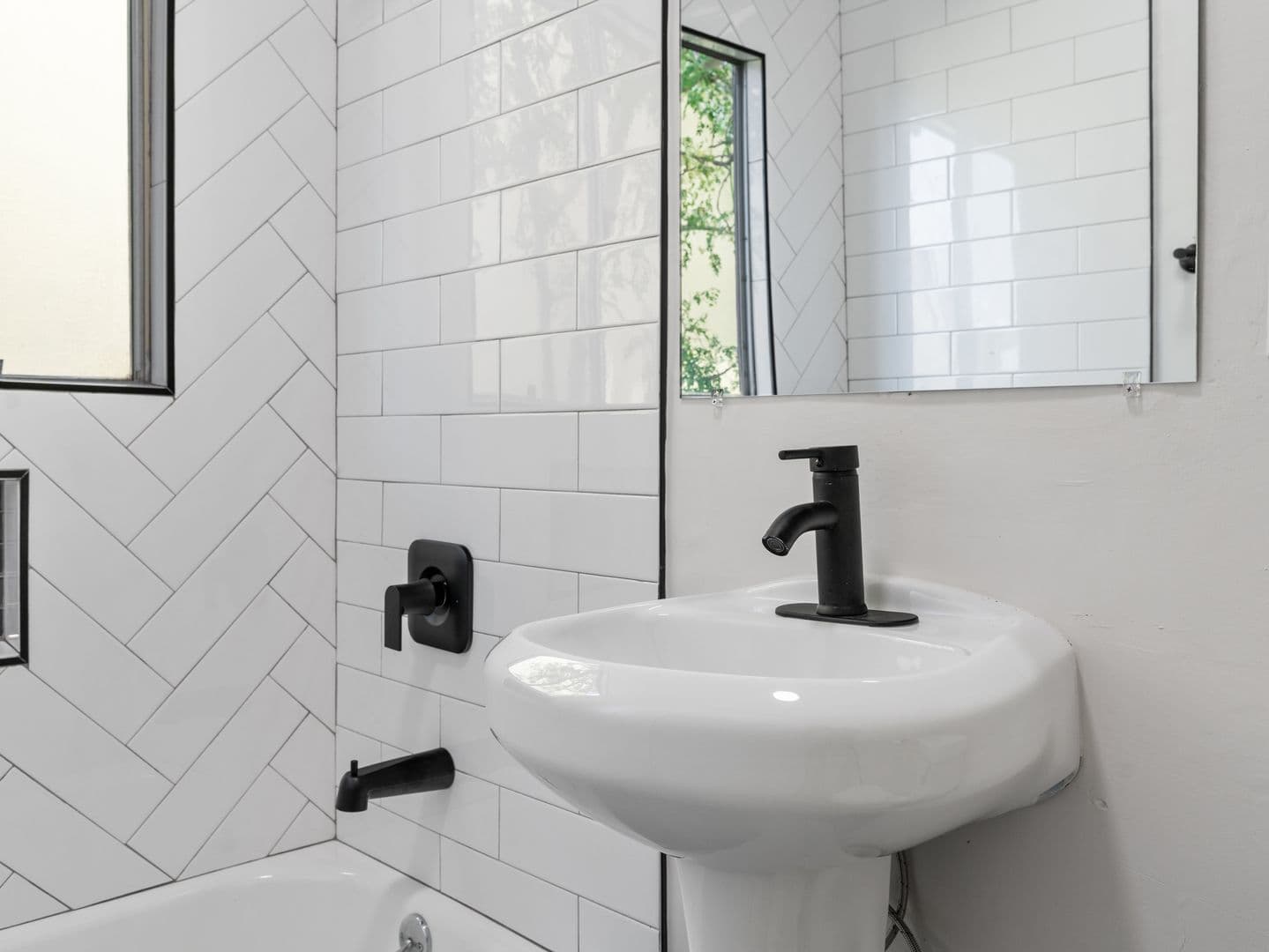 Long Beach Apartment: 608 W 6th Street