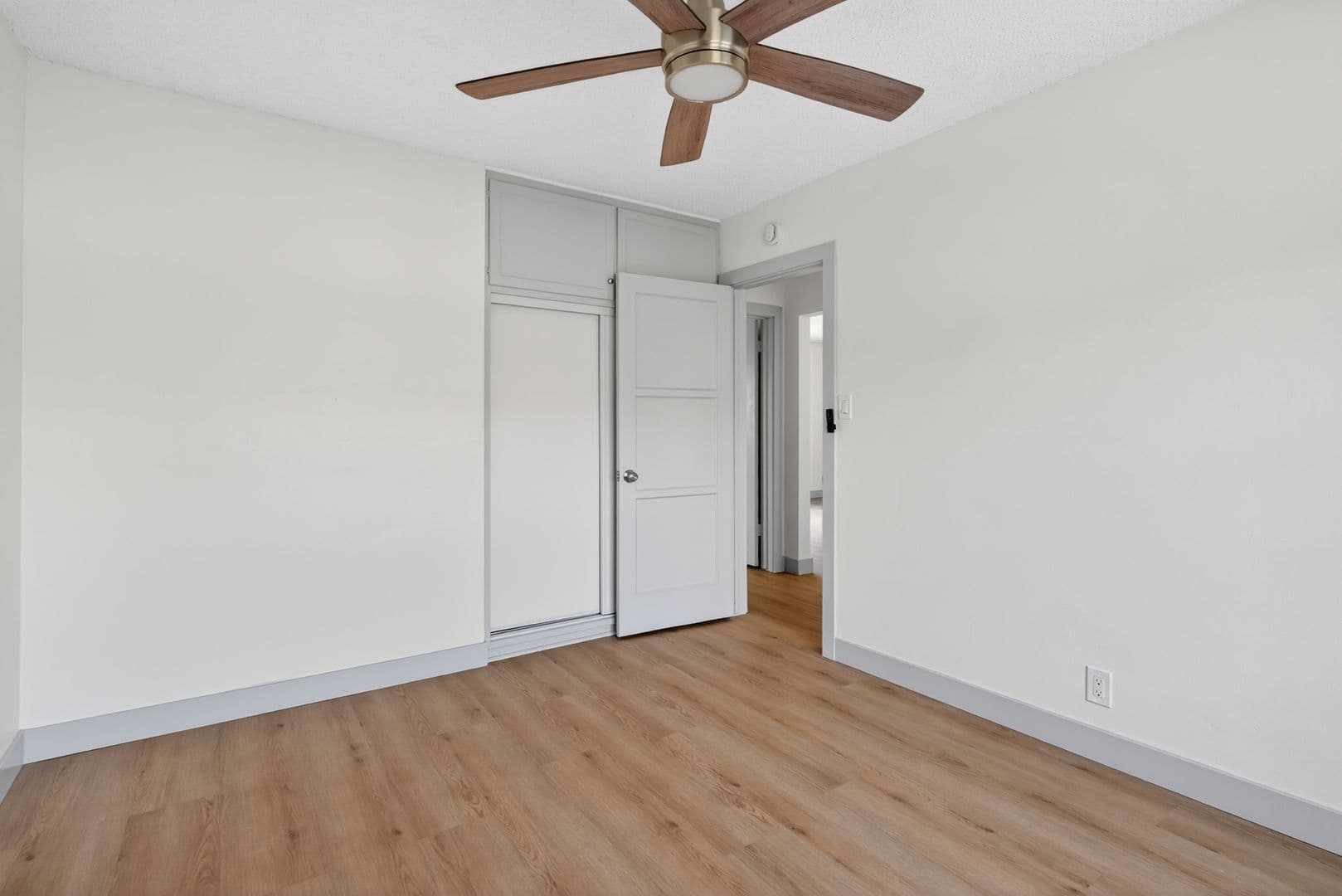 Long Beach Apartment: 933 Alamitos Ave