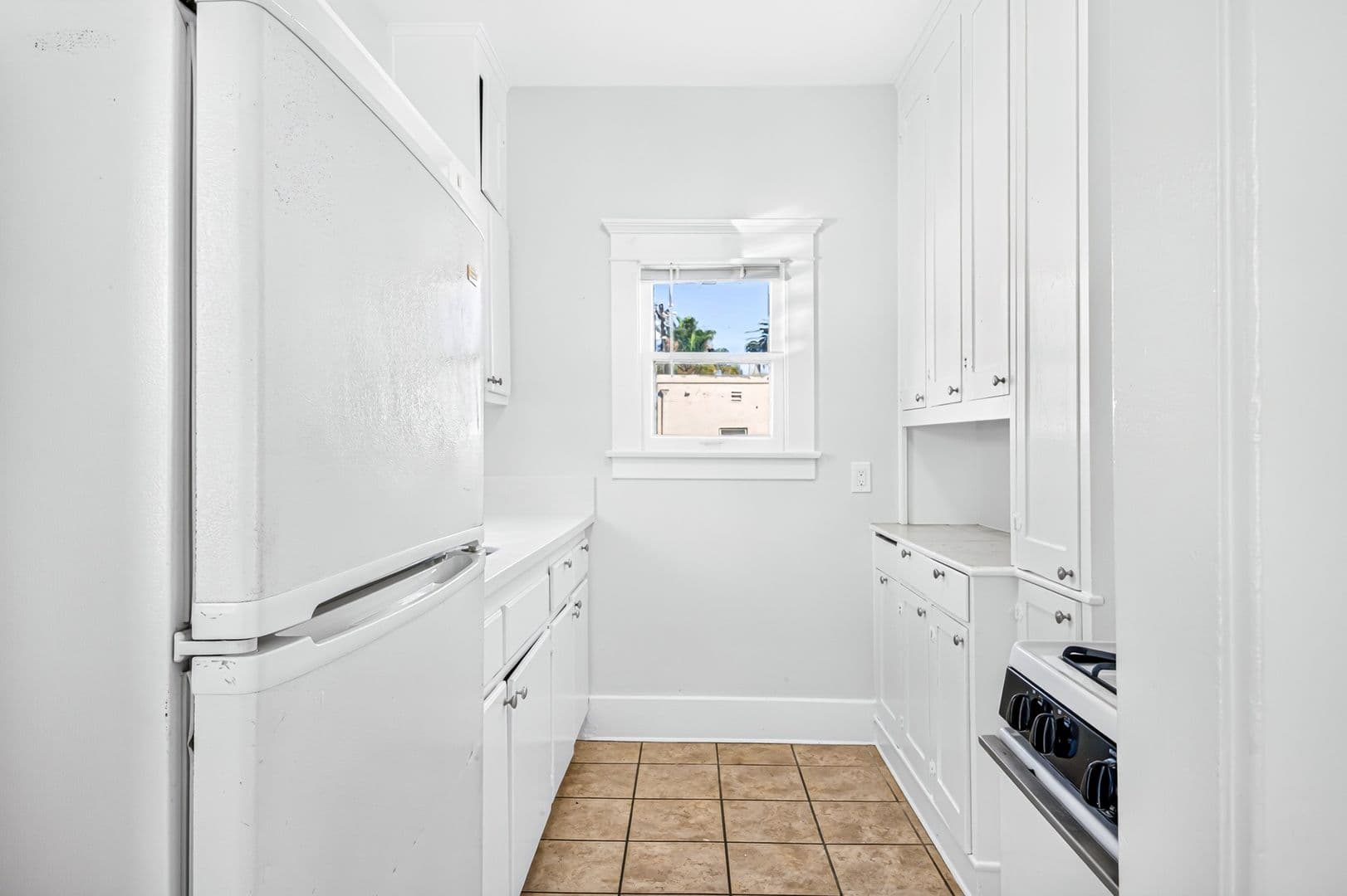Long Beach Apartment: 1049 E 5th Street
