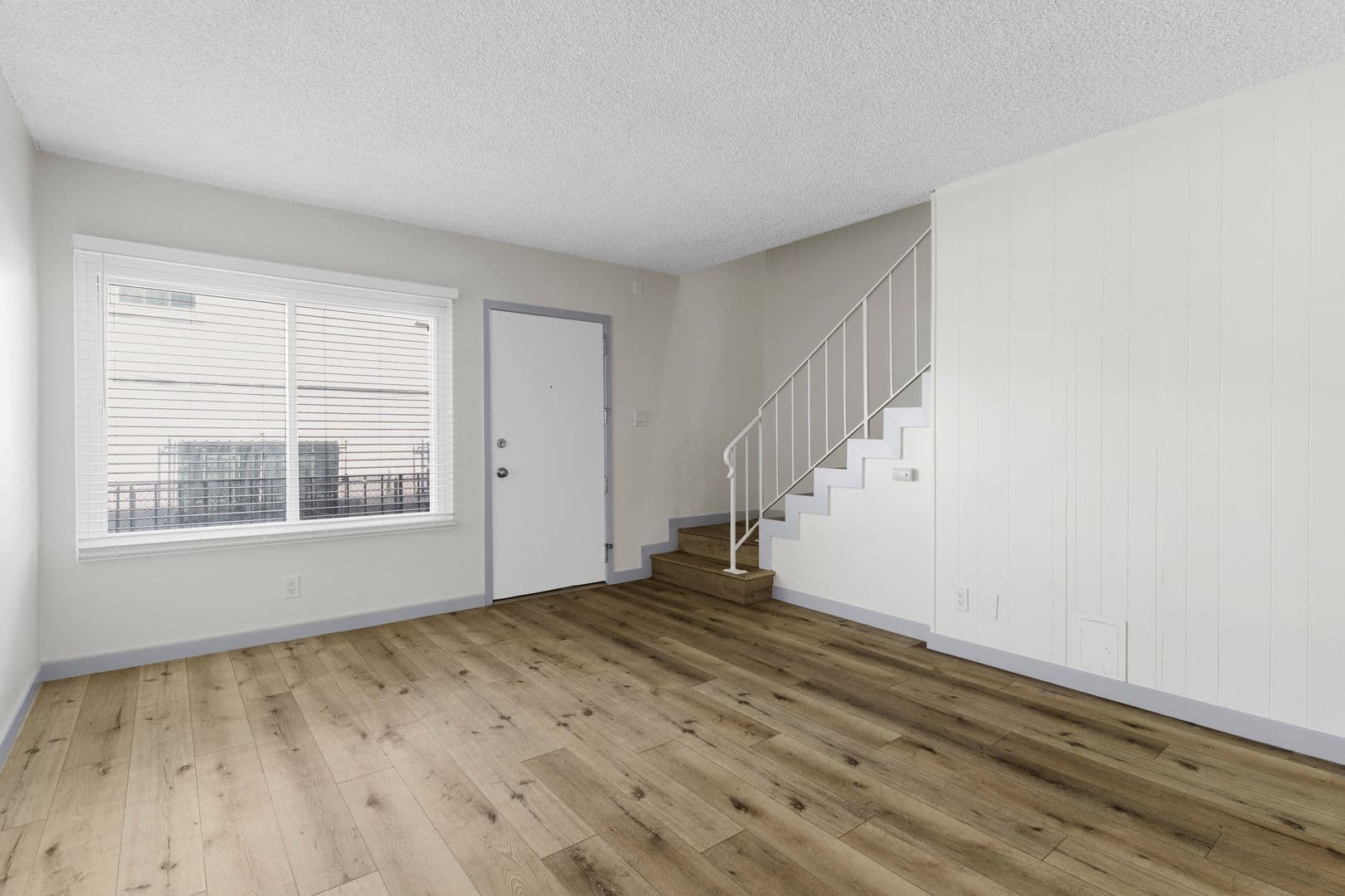 Inglewood Apartment: 112 E Buckthorn Street