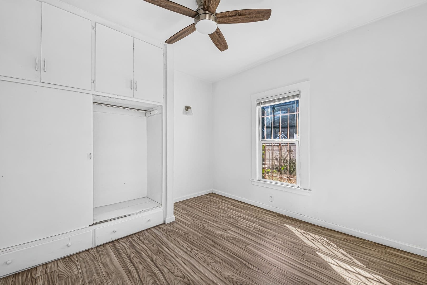 Long Beach Apartment: 1331 W 19th St