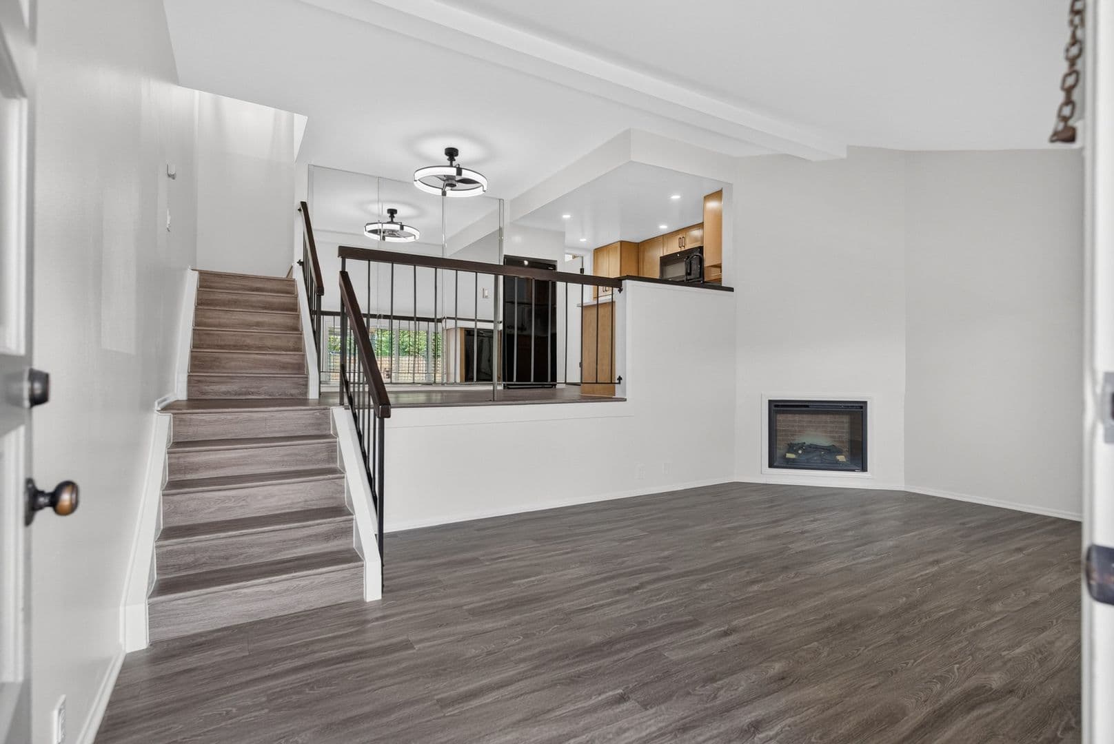 Long Beach Apartment: 648 Coronado Ave #A