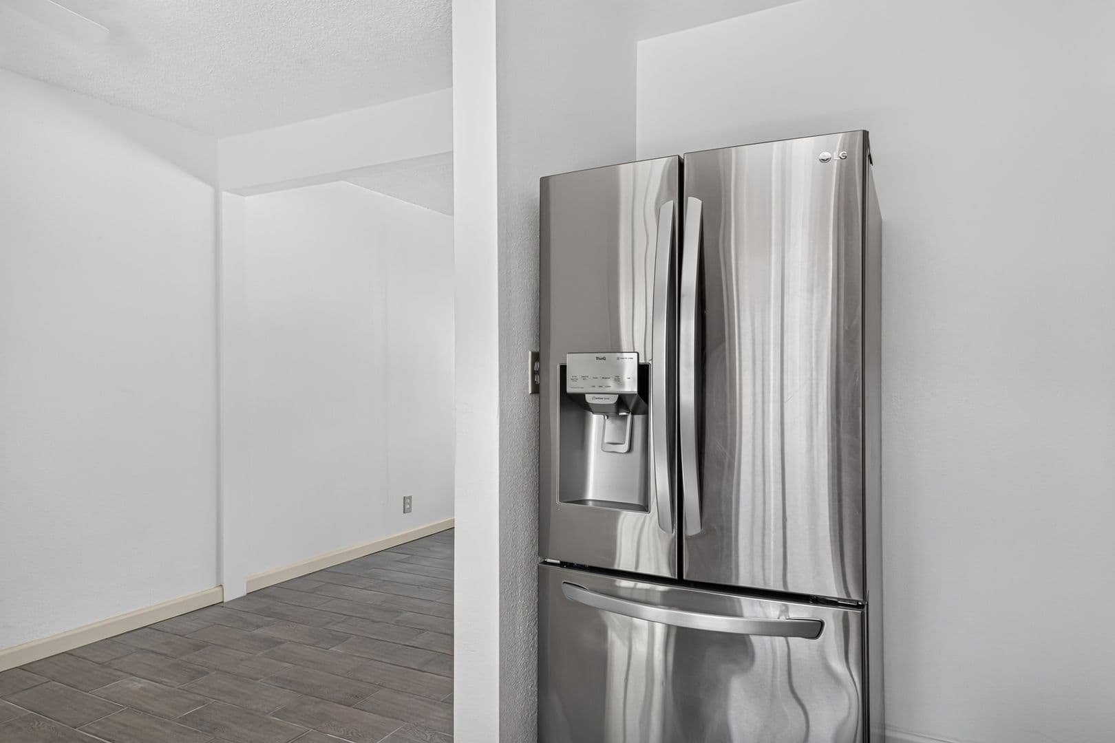 Long Beach Apartment: 328 E 49th St