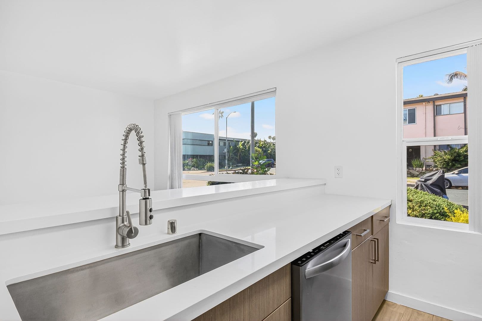 Los Angeles Apartment: 5005 August St