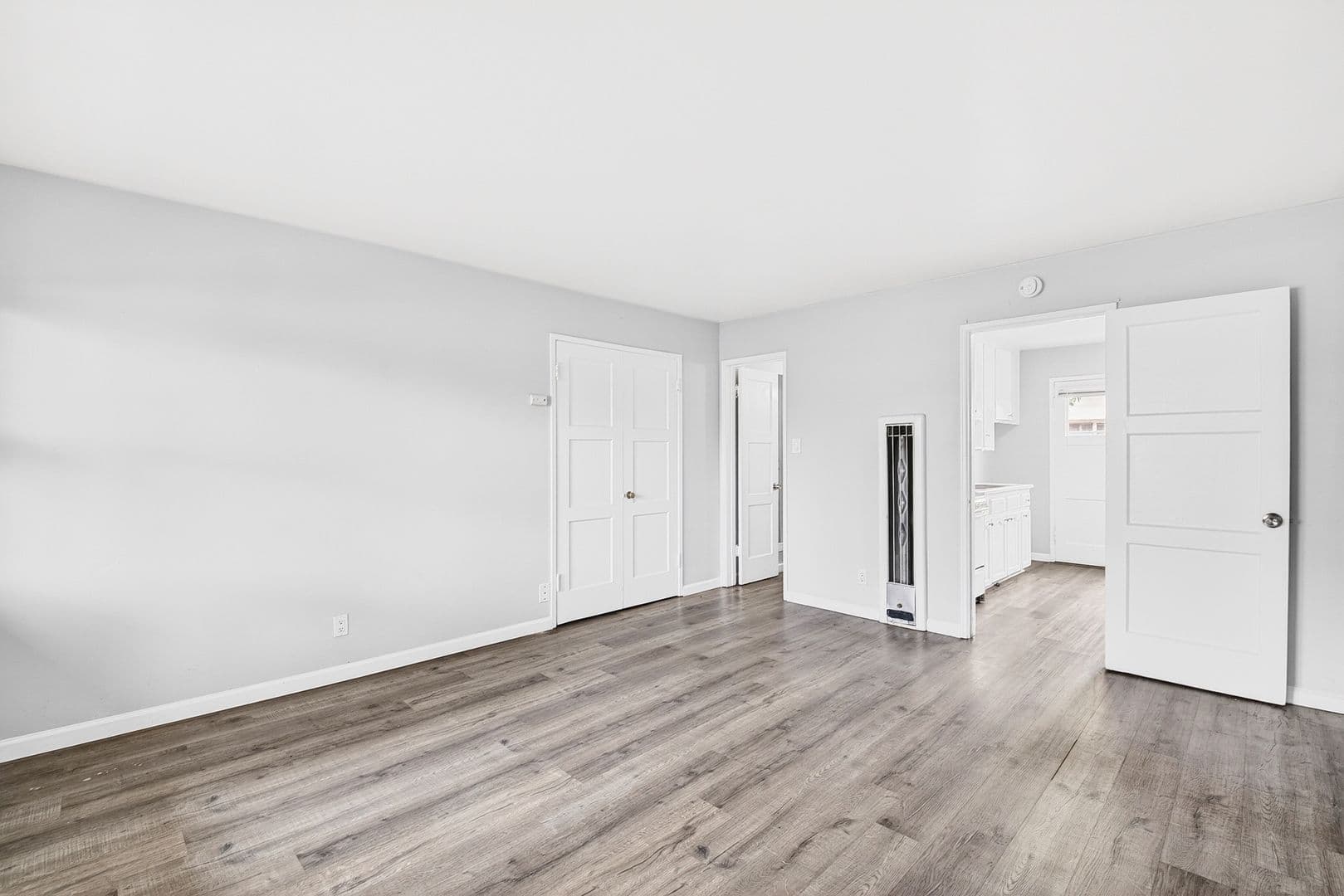 Long Beach Apartment: 445 W 15th St