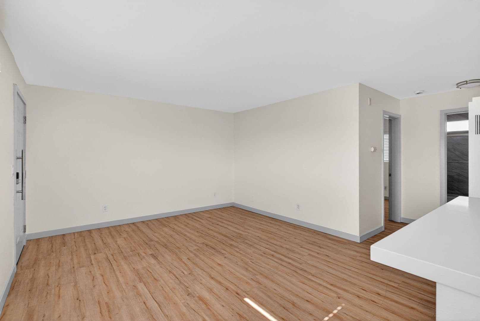 Long Beach Apartment: 921 Alamitos Ave.