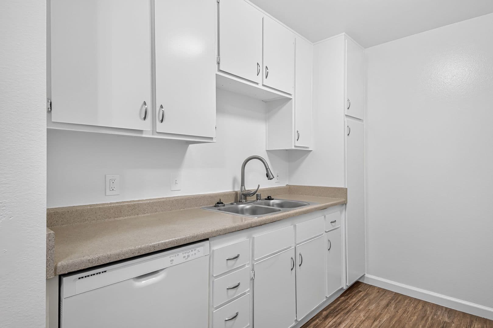 Los Angeles Apartment: 10749 Francis Pl