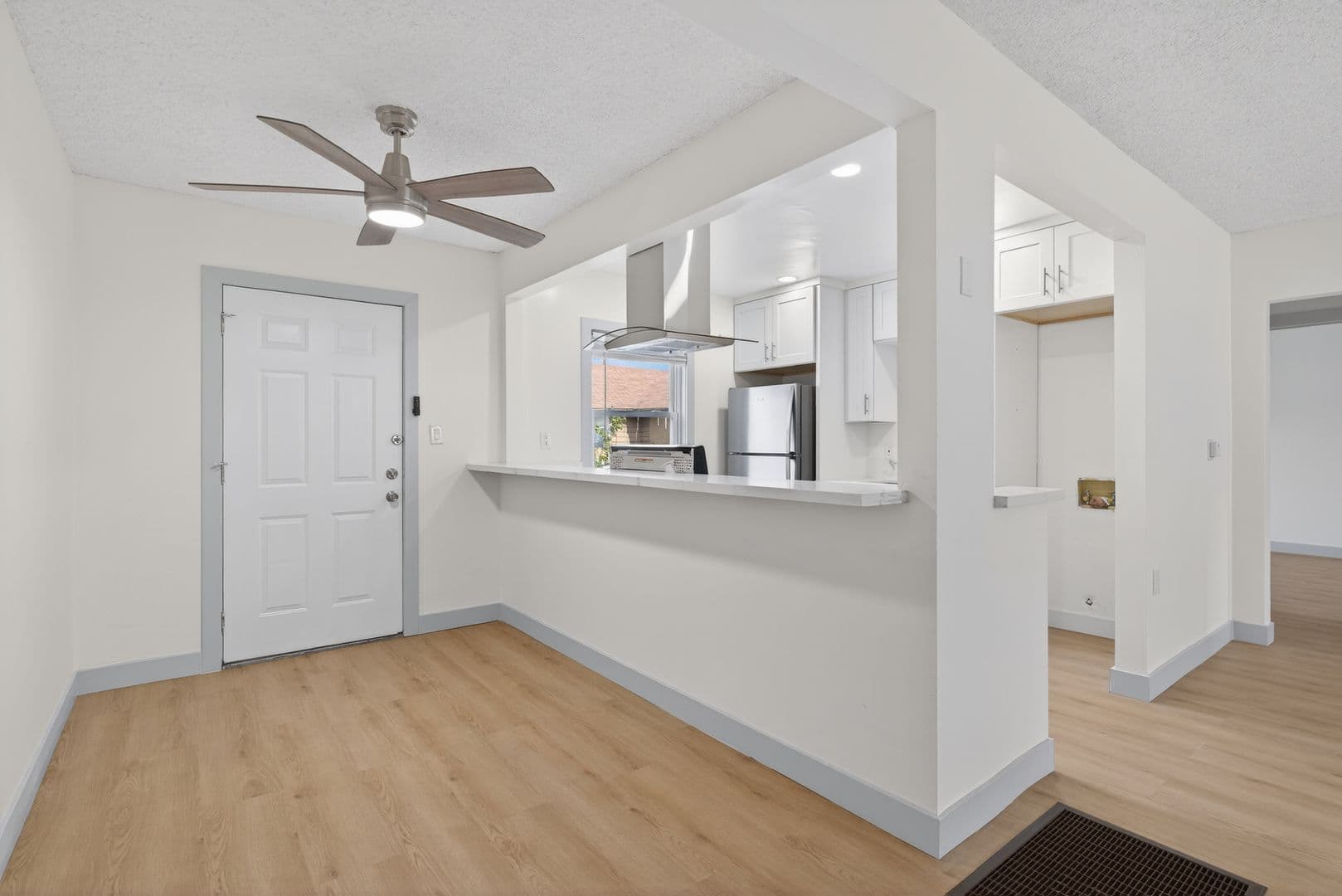 Long Beach Apartment: 933 Alamitos Ave