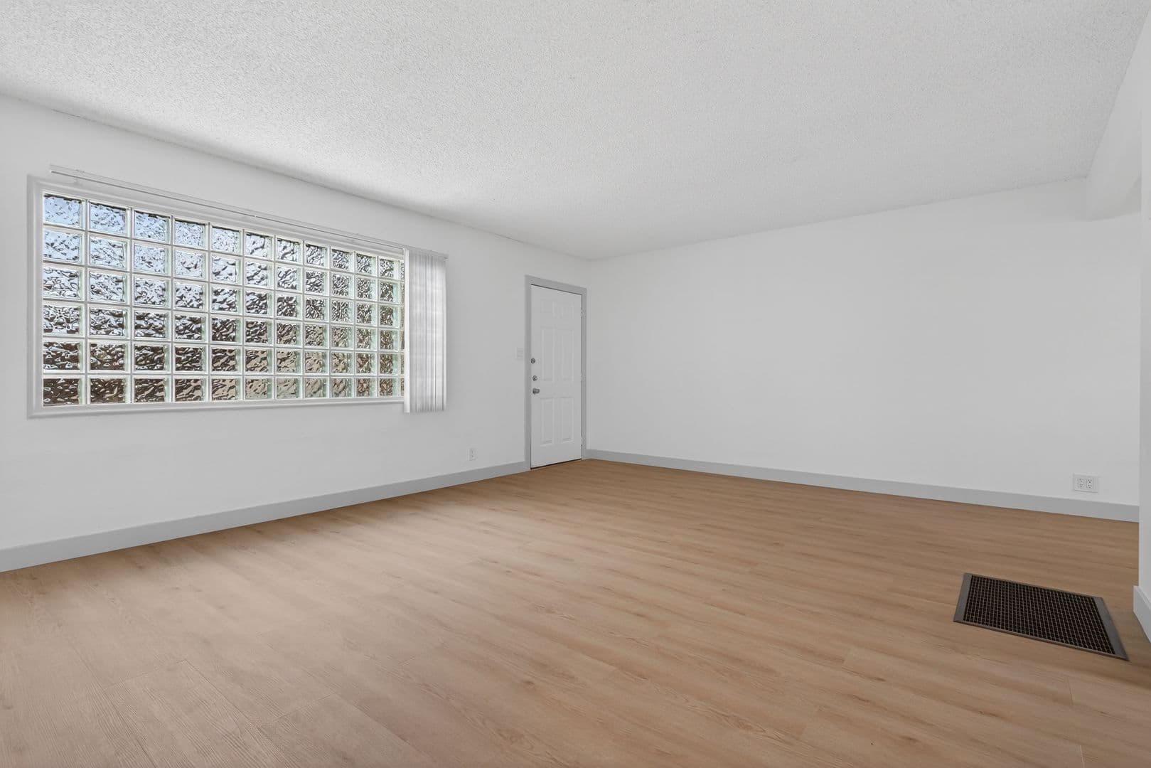 Long Beach Apartment: 933 Alamitos Ave