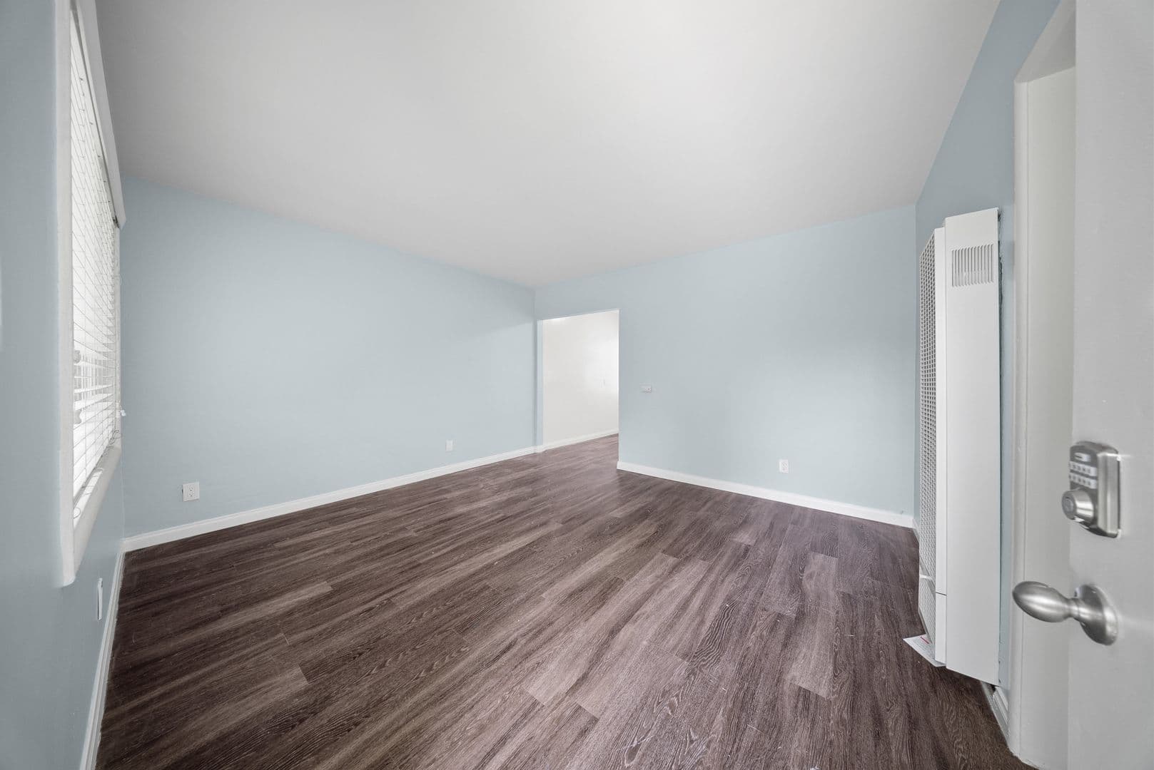 Long Beach Apartment: 1577 Pine Avenue