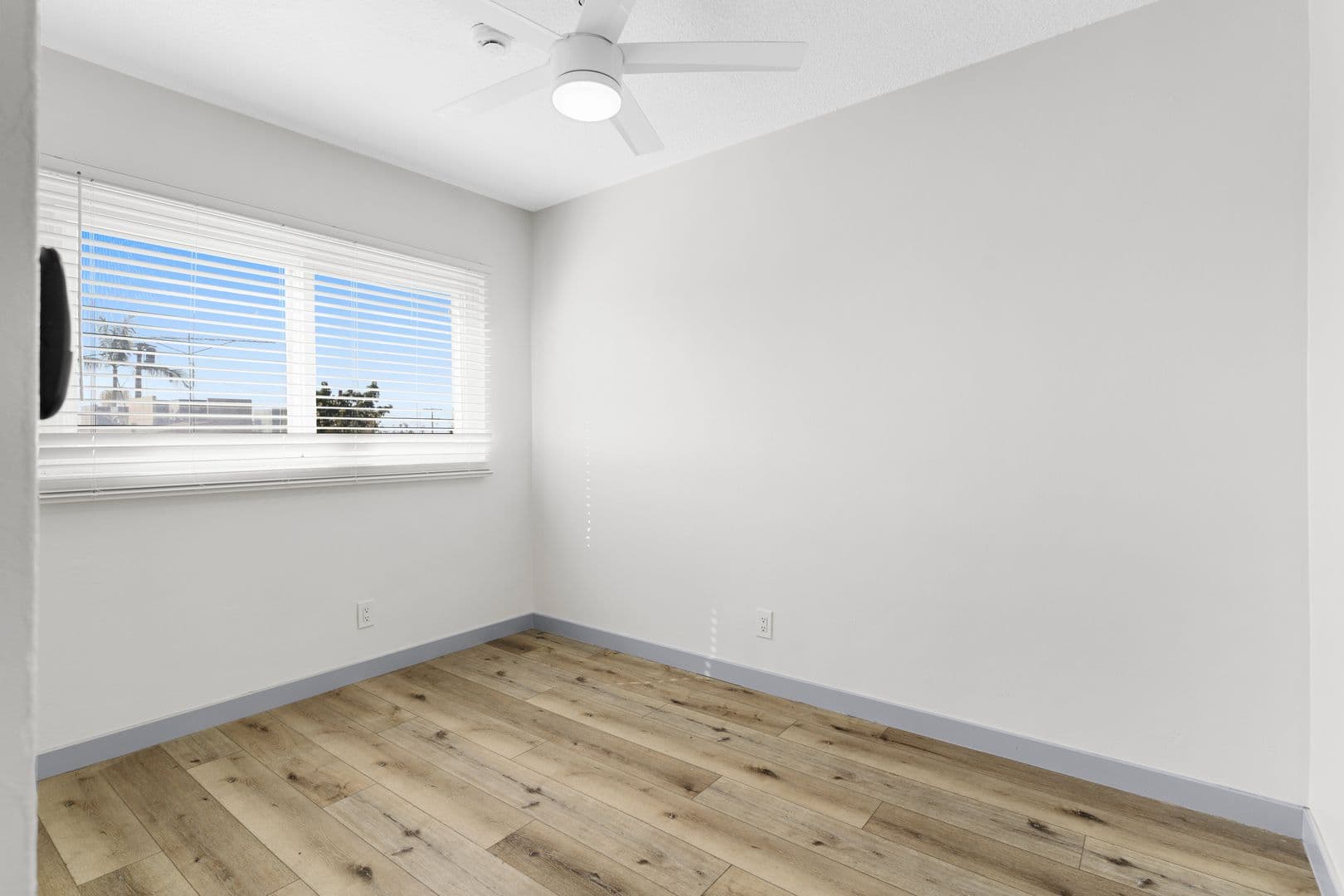 Inglewood Apartment: 112 E Buckthorn Street