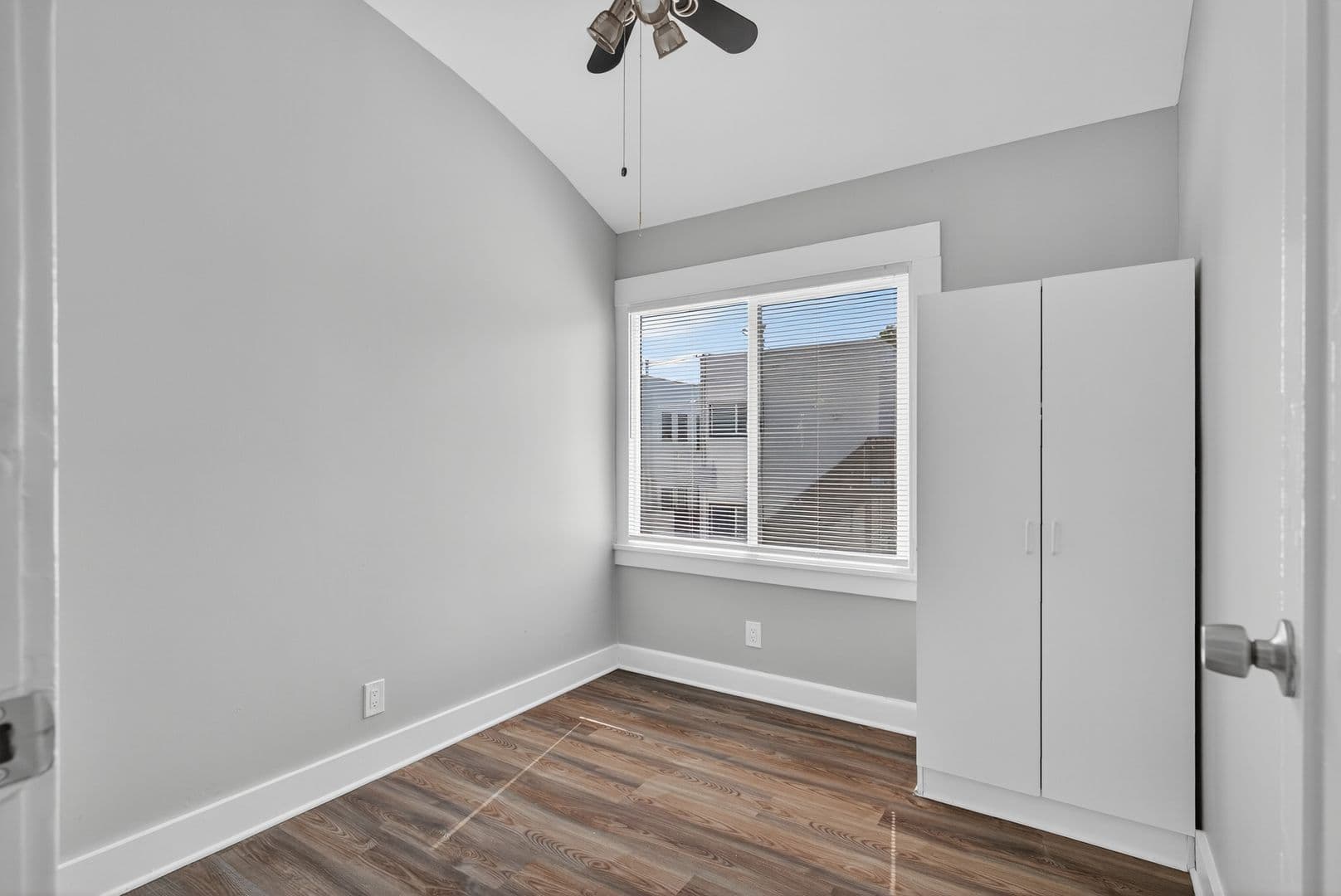 Long Beach Apartment: 736 Olive Avenue