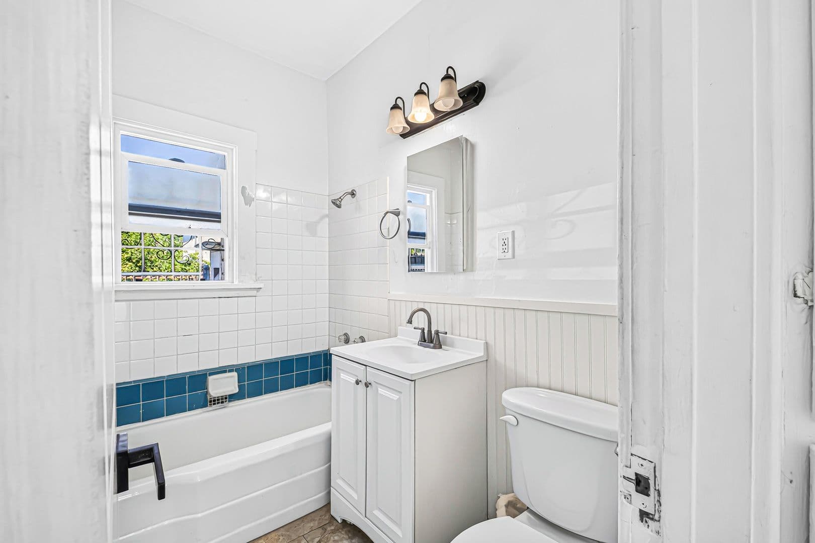Long Beach Apartment: 1331 W 19th St
