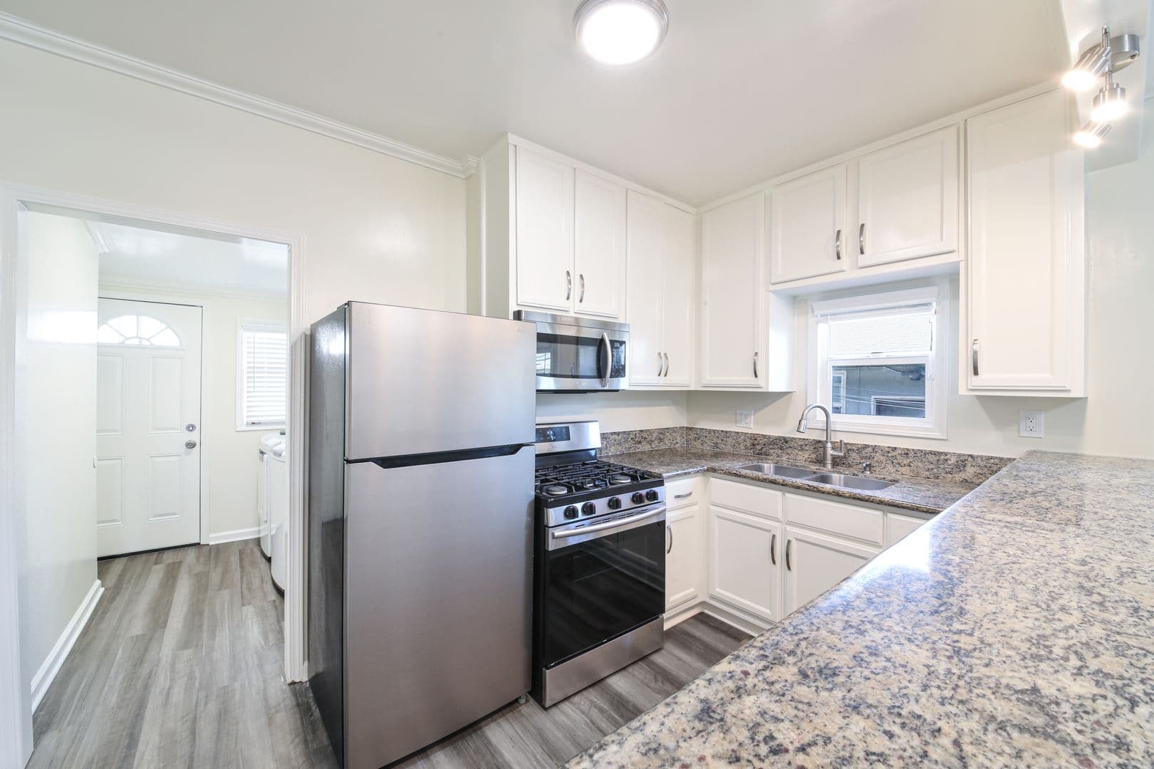 Long Beach Apartment: 1631 E 4th St
