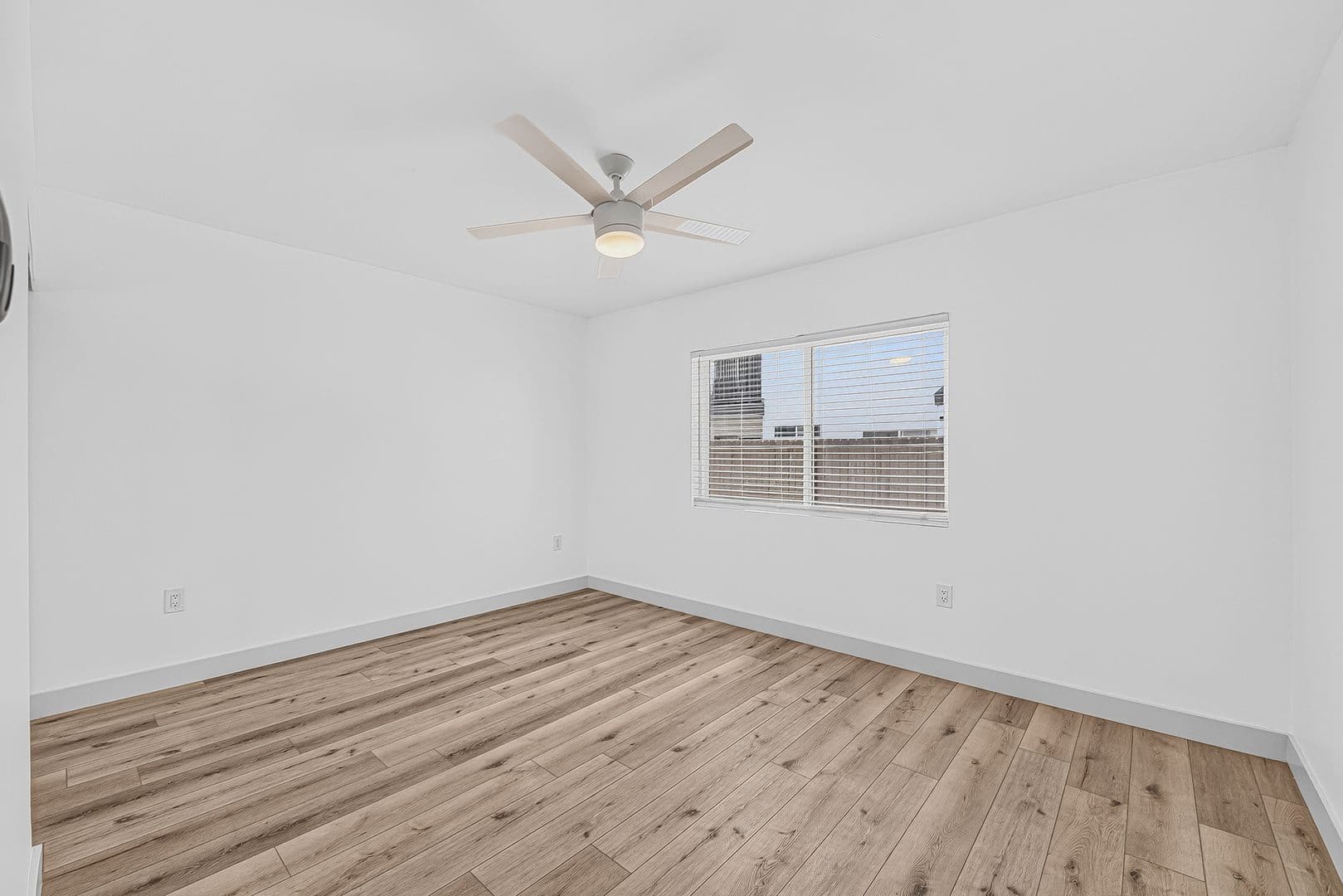 Long Beach Apartment: 933 Alamitos Ave