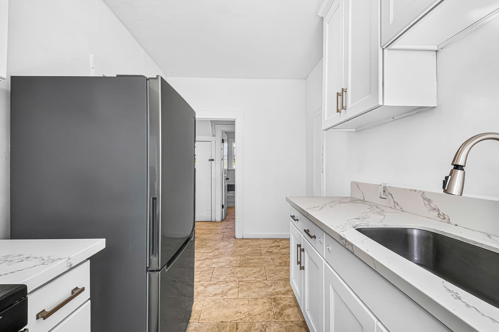 Long Beach Apartment: 1331 W 19th St