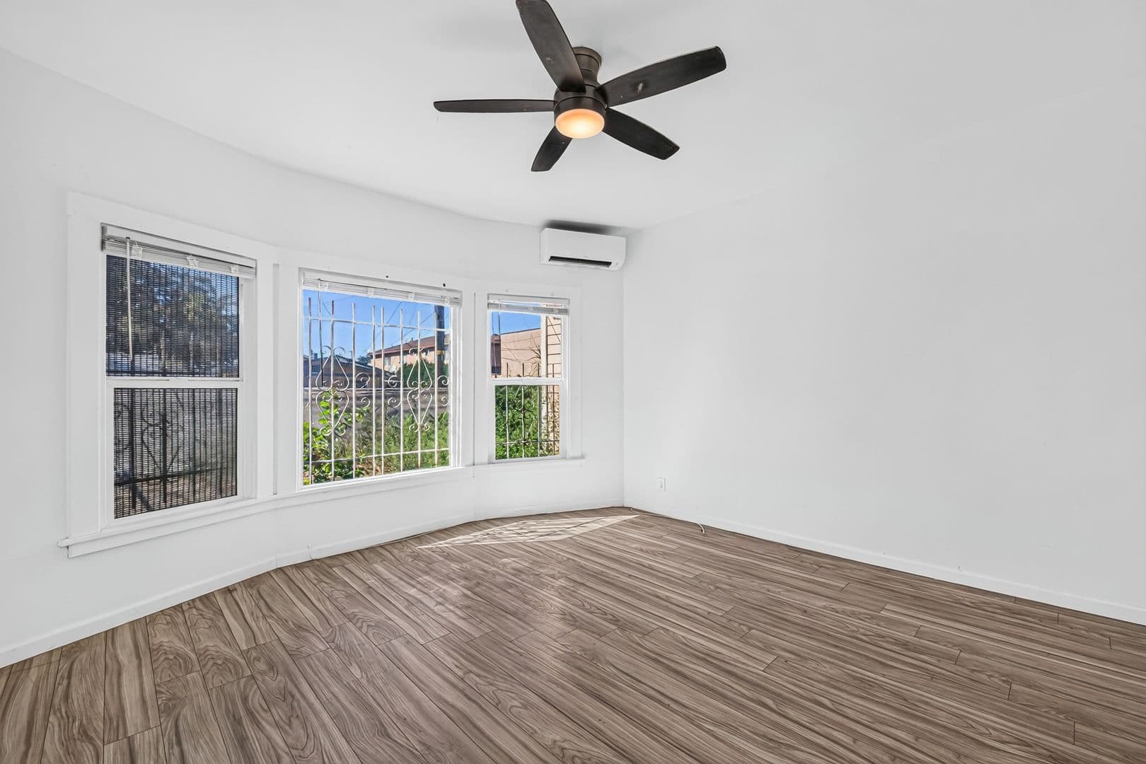 Long Beach Apartment: 1331 W 19th St
