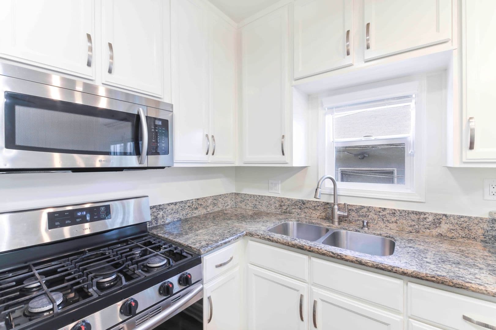 Long Beach Apartment: 1631 E 4th St