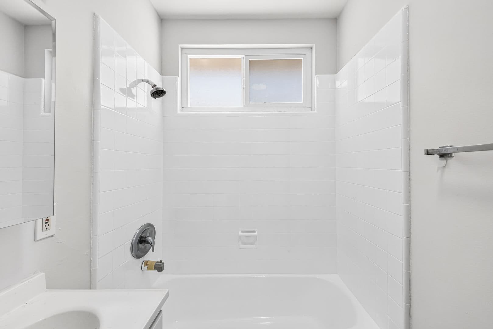 Inglewood Apartment: 517 Venice Way