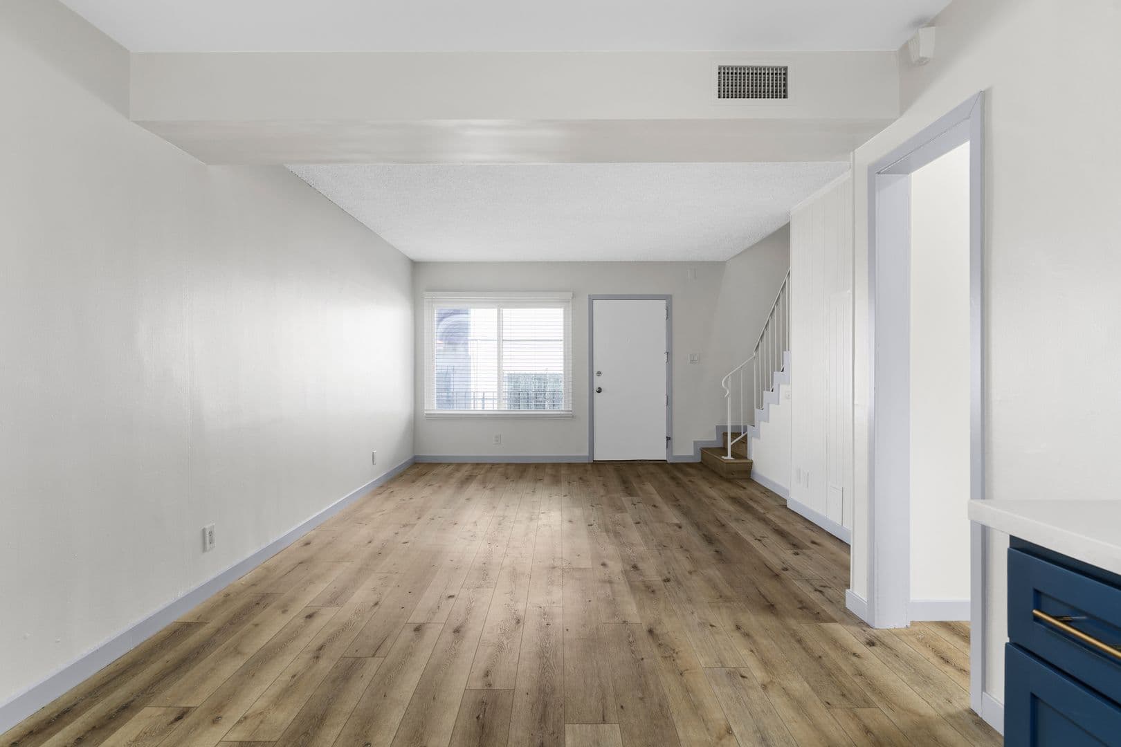 Inglewood Apartment: 112 E Buckthorn Street