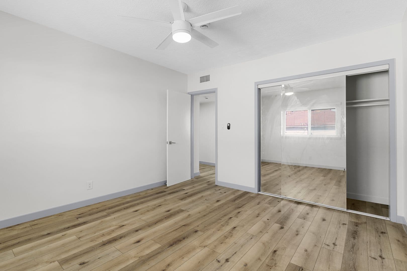 Inglewood Apartment: 112 E Buckthorn Street