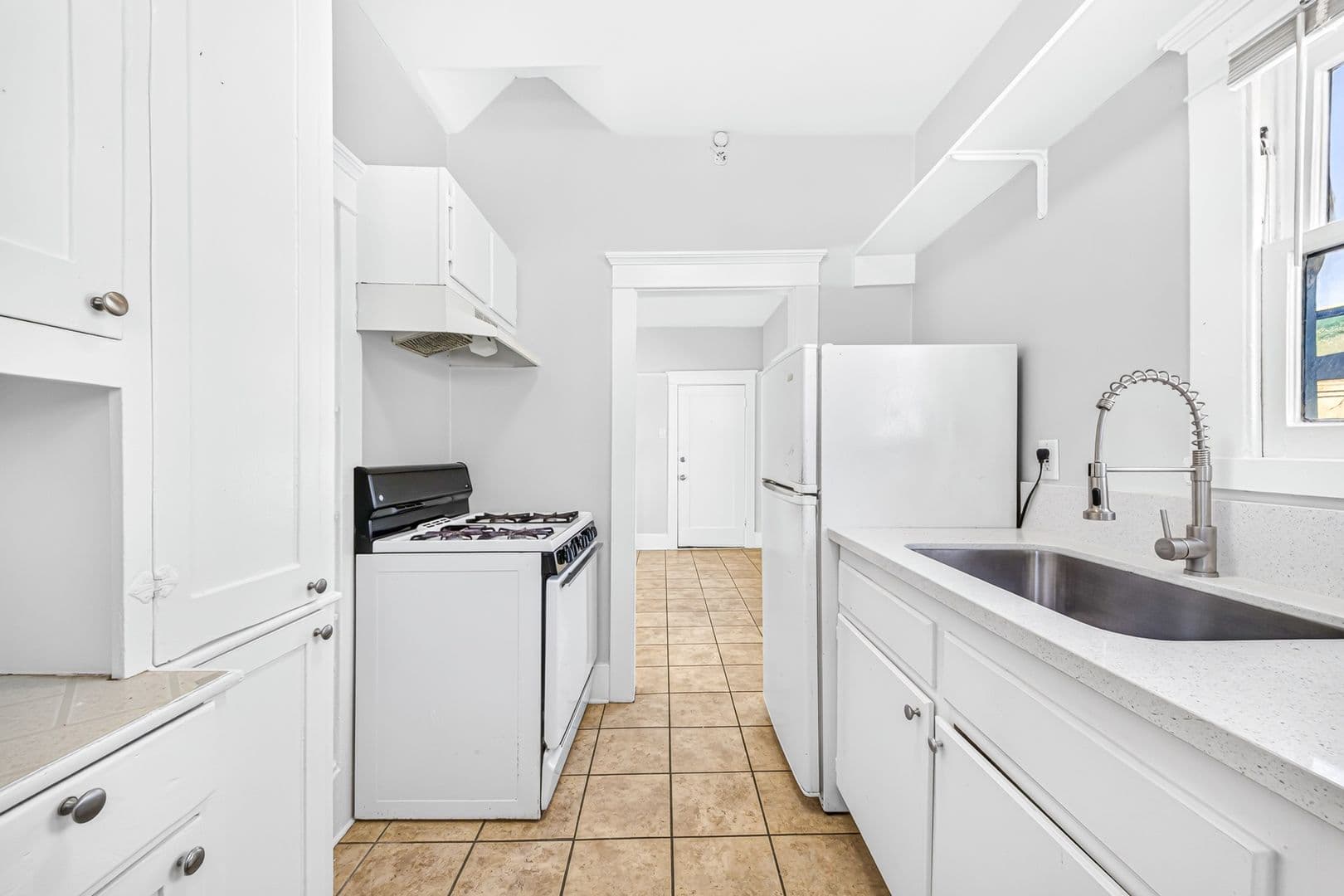 Long Beach Apartment: 1049 E 5th Street