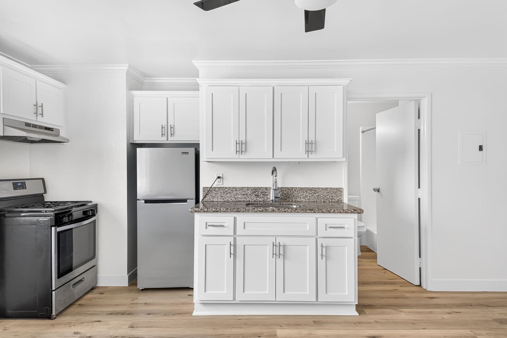Long Beach Apartment: 730 Magnolia Avenue