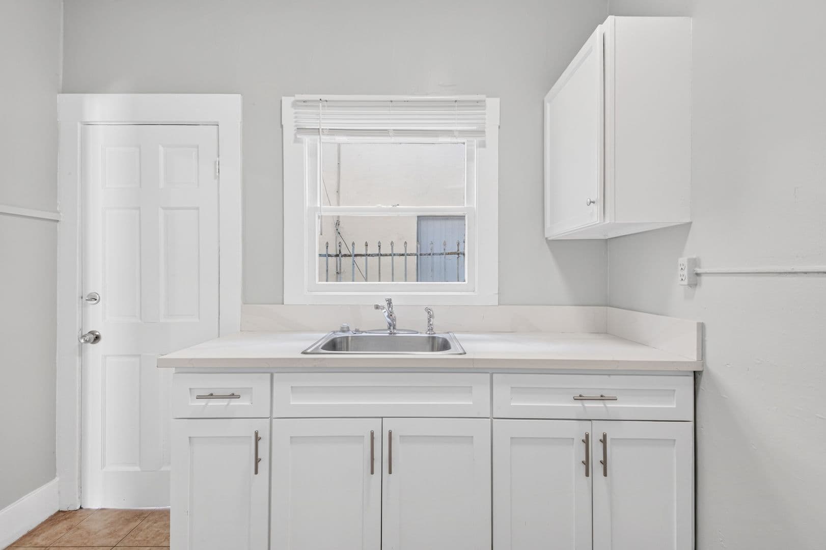 Long Beach Apartment: 1074 Obispo Ave