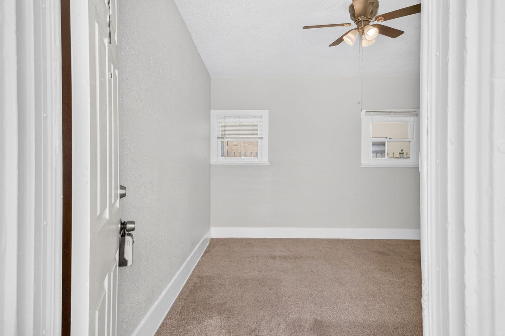 Long Beach Apartment: 1074 Obispo Ave