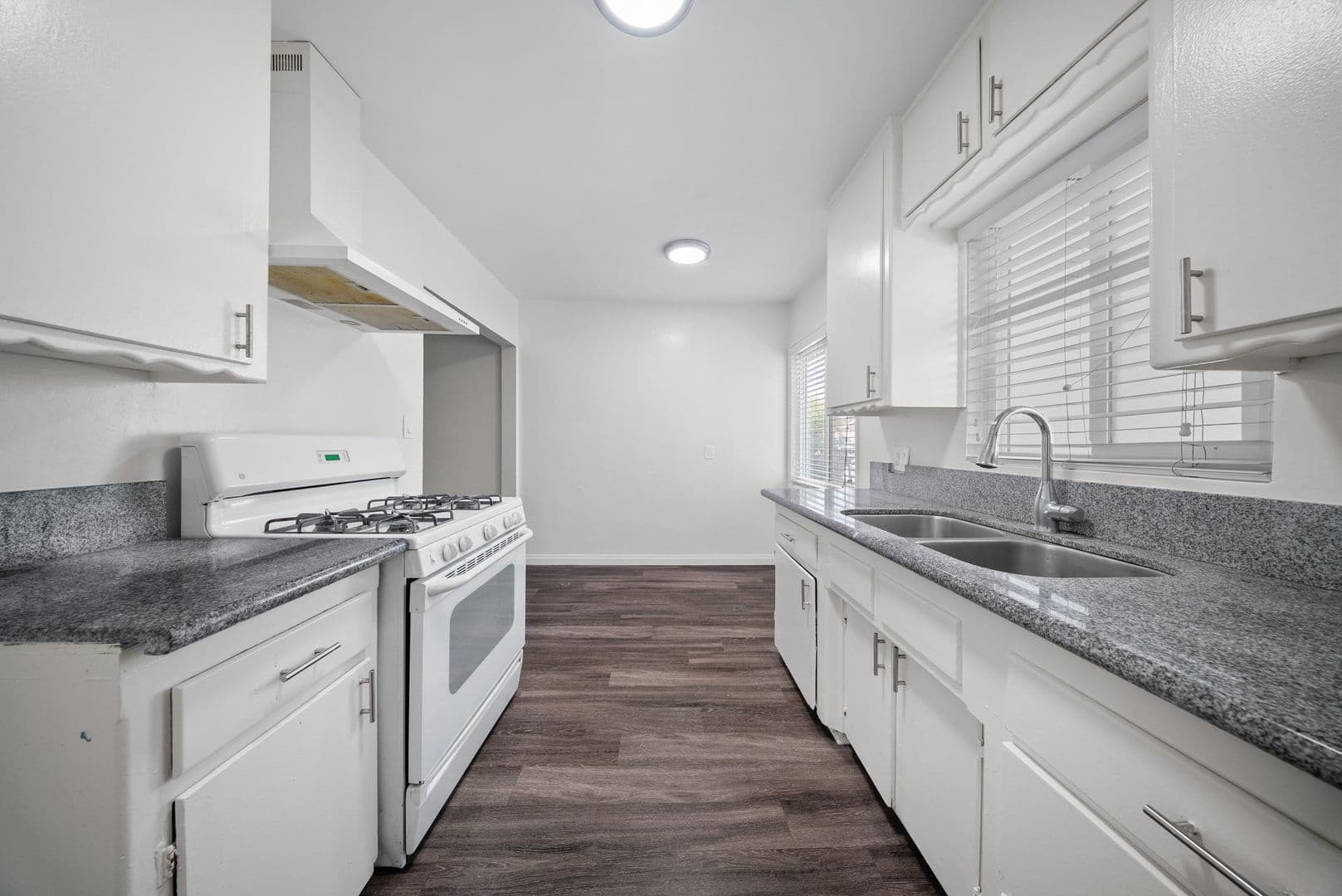 Long Beach Apartment: 1577 Pine Avenue
