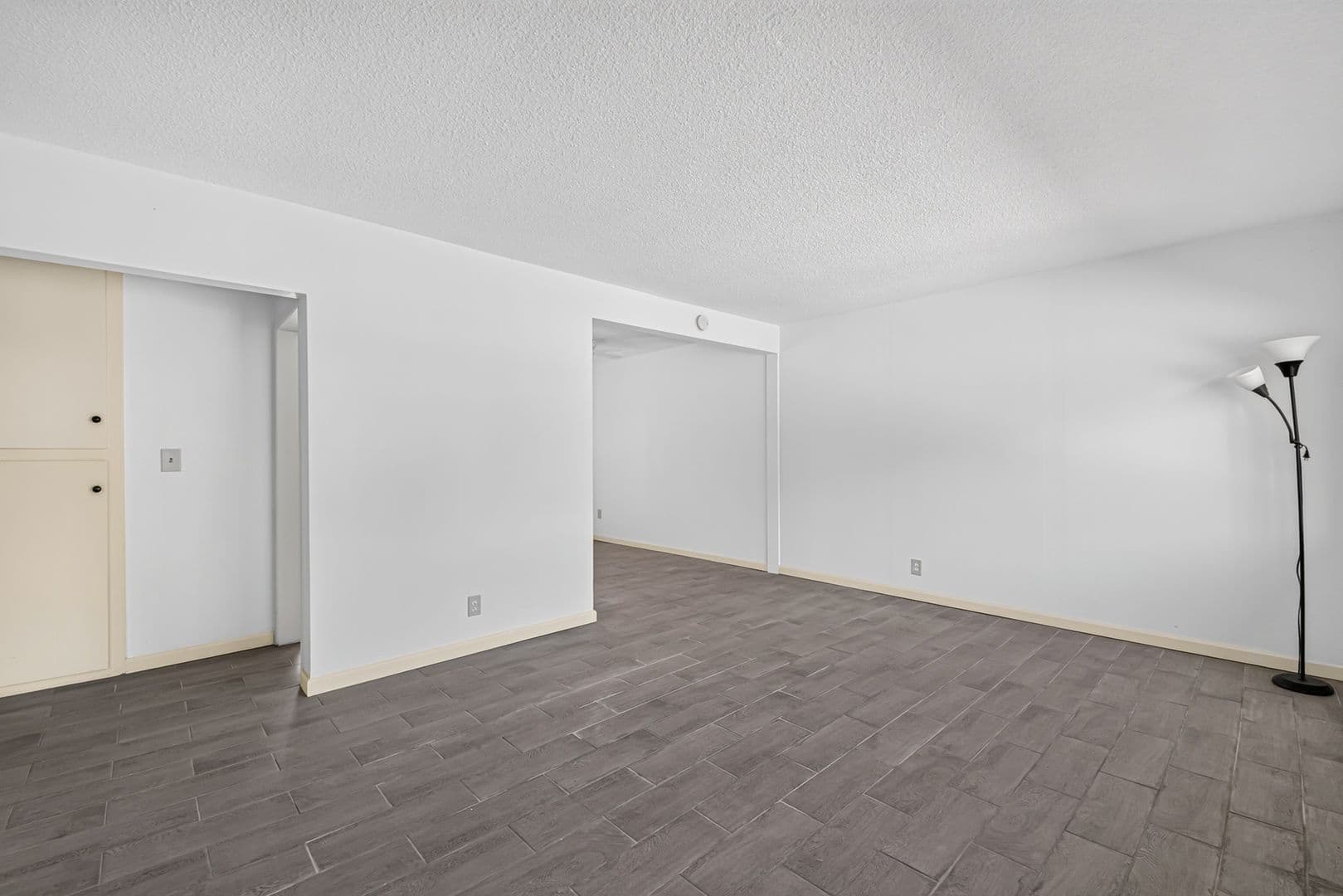 Long Beach Apartment: 328 E 49th St