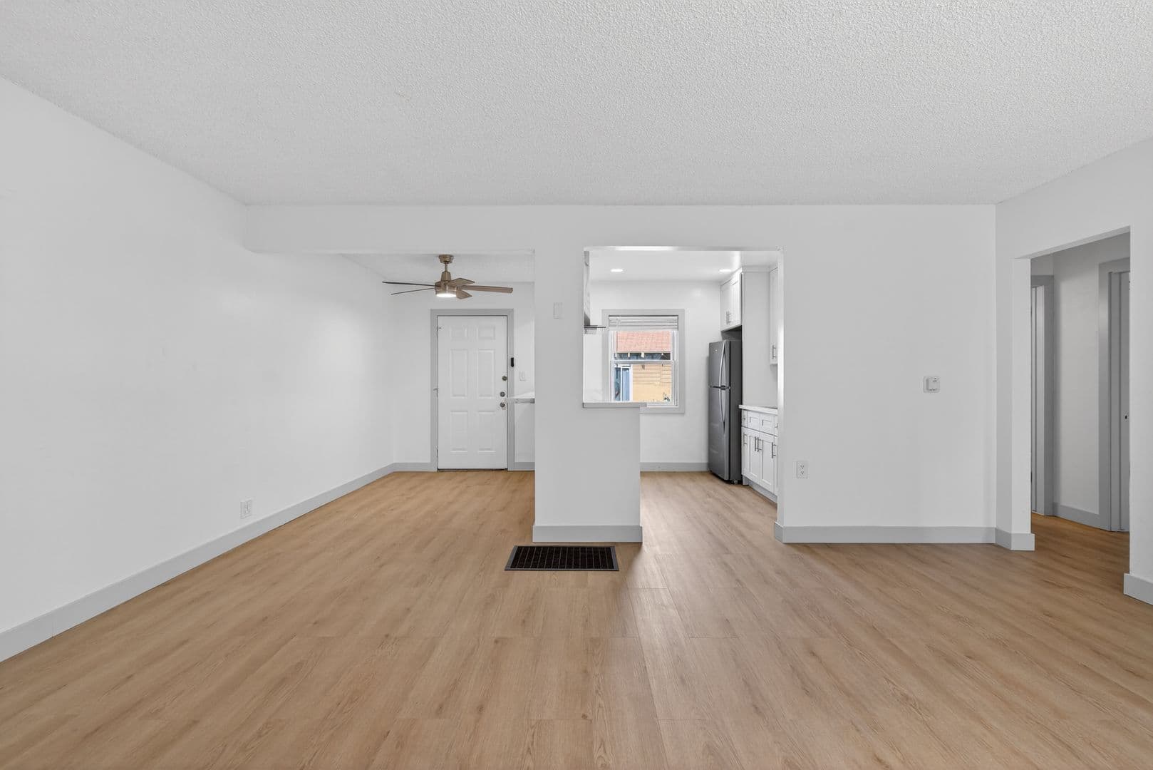 Long Beach Apartment: 933 Alamitos Ave
