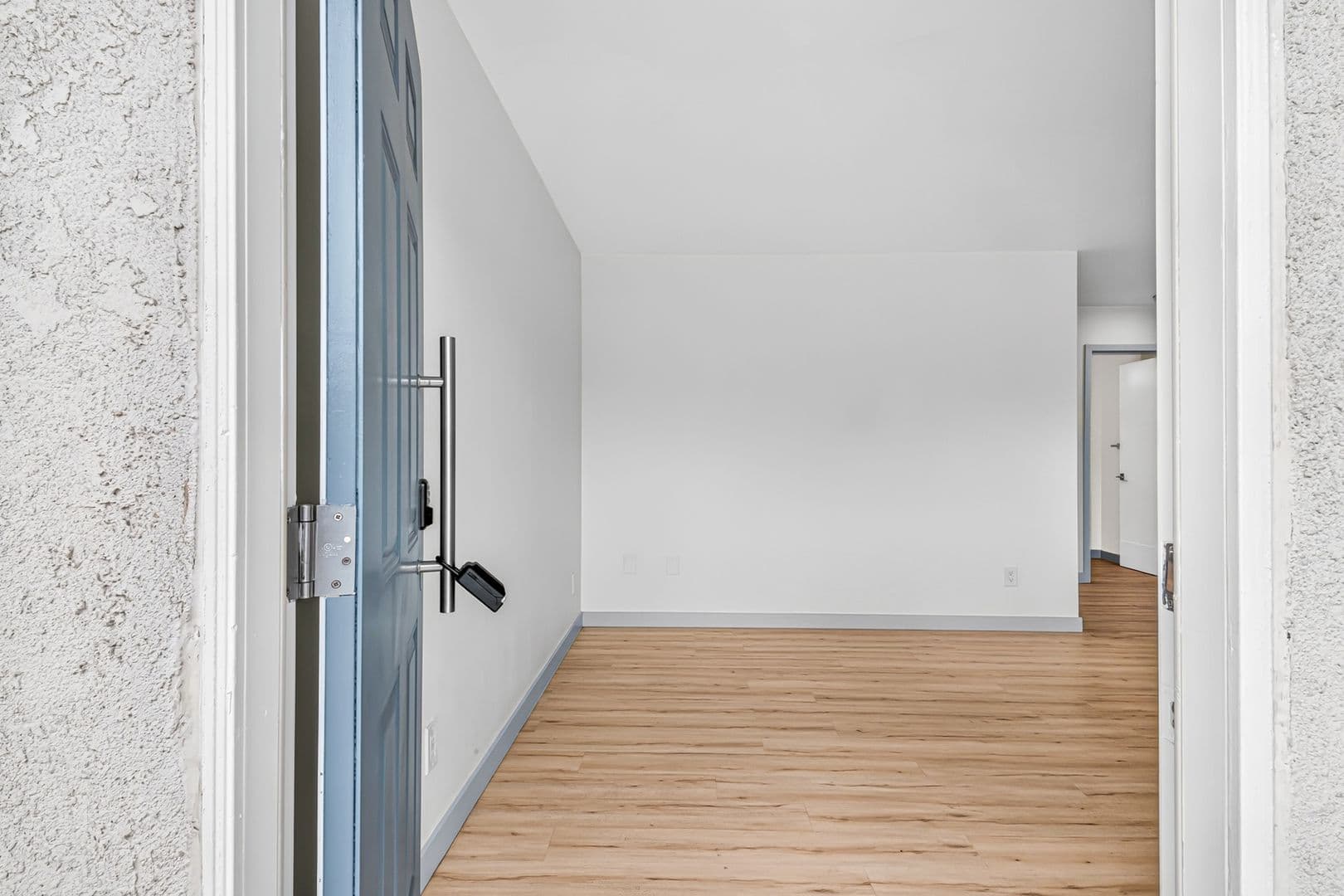 Long Beach Apartment: 921 Alamitos Ave.