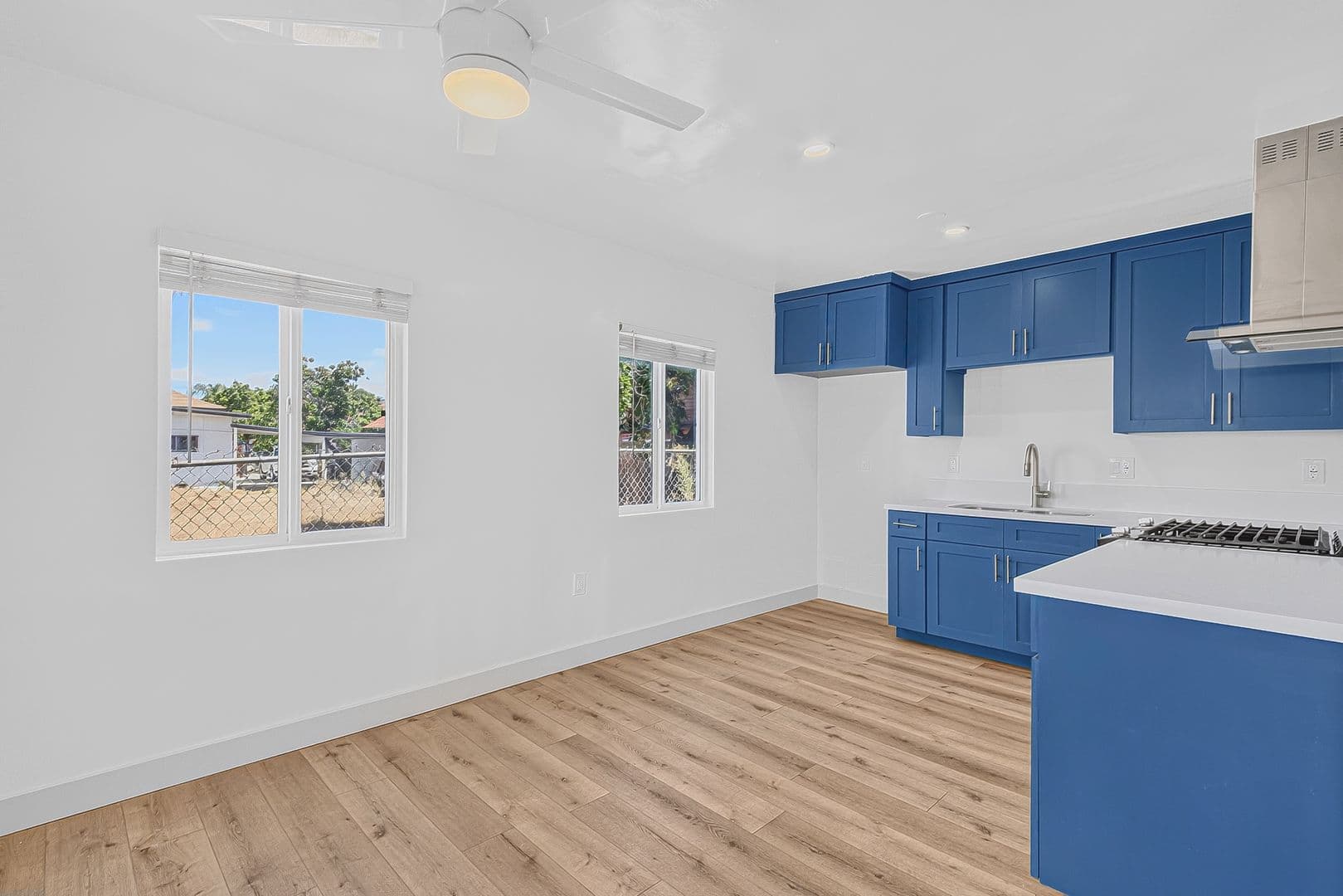 Long Beach Apartment: 933 Alamitos Ave