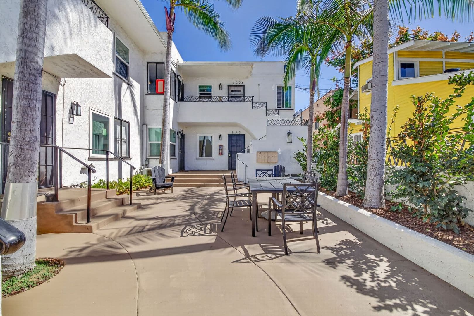 Long Beach Apartment: 526 Lime Avenue