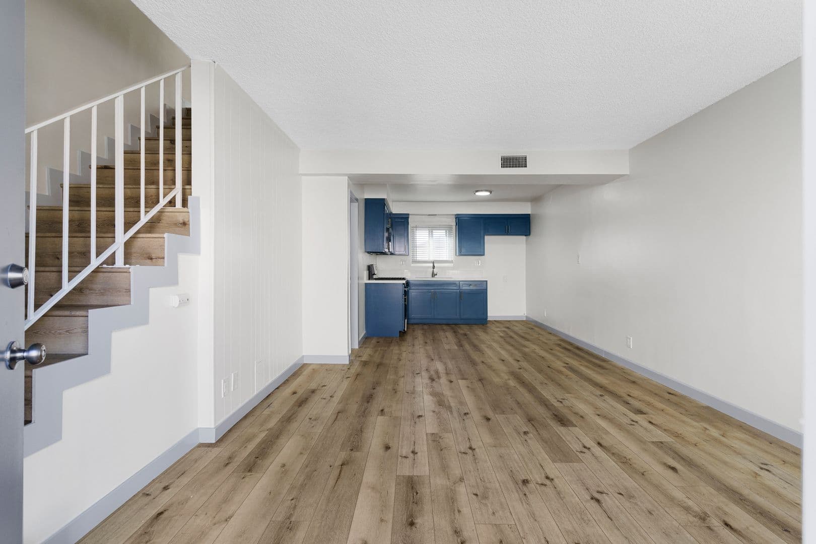 Inglewood Apartment: 112 E Buckthorn Street