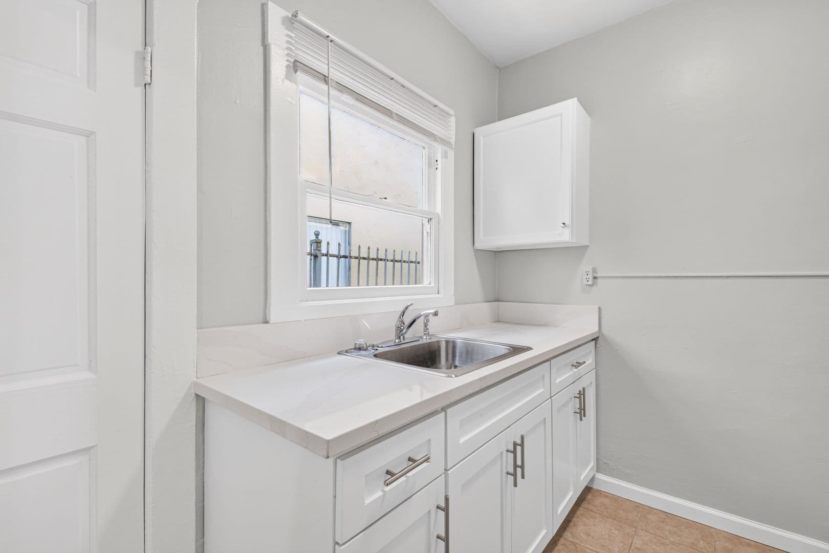 Long Beach Apartment: 1074 Obispo Ave